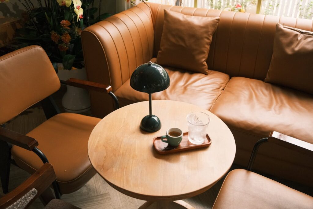 Brązowe dodatki do salonu